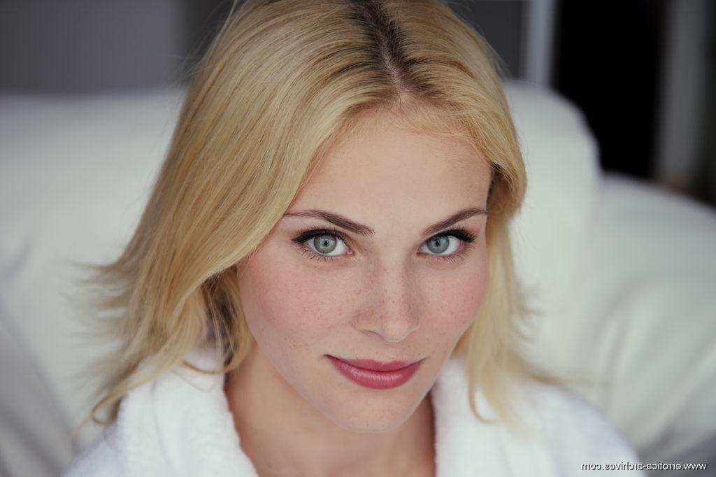16P Gorgeous blonde teen Cordelia shows you what's waiting for you in her bed