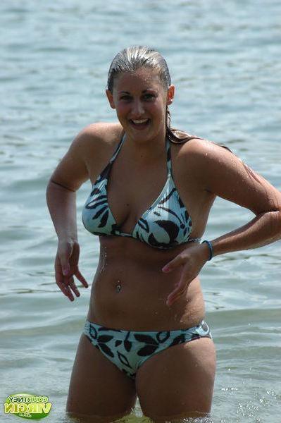 16P Pictures of Courtney Virgin flashing from behind her bikini