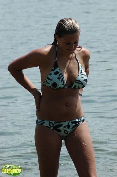 16P Pictures of Courtney Virgin flashing from behind her bikini