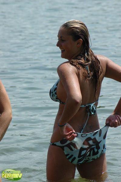 16P Pictures of Courtney Virgin flashing from behind her bikini