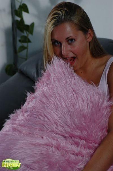 16P Pictures of Courtney Virgin waiting for you on the couch