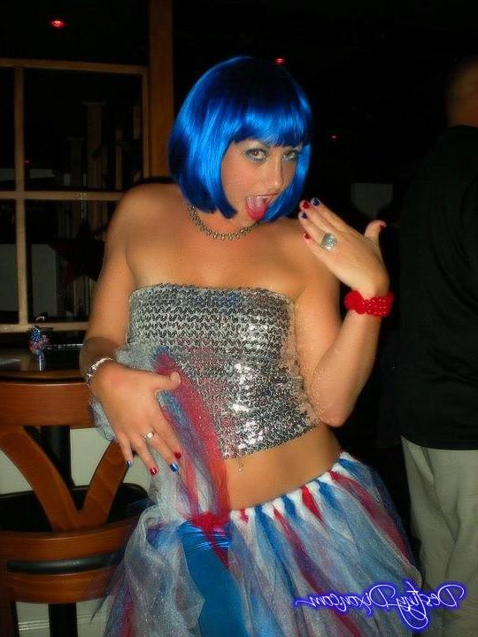 15P Candid pictures of Destiny having a party with her friends