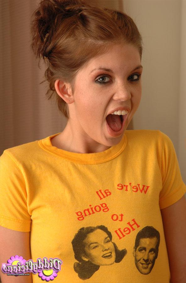 20P Pictures of Diddylicious teasing in her panties