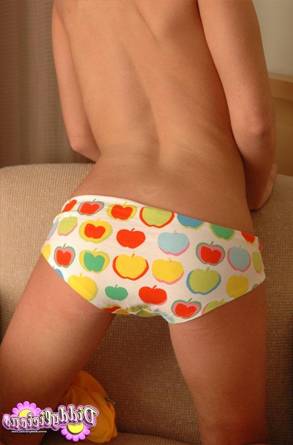 20P Pictures of Diddylicious teasing in her panties