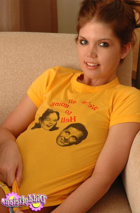 20P Pictures of Diddylicious teasing in her panties