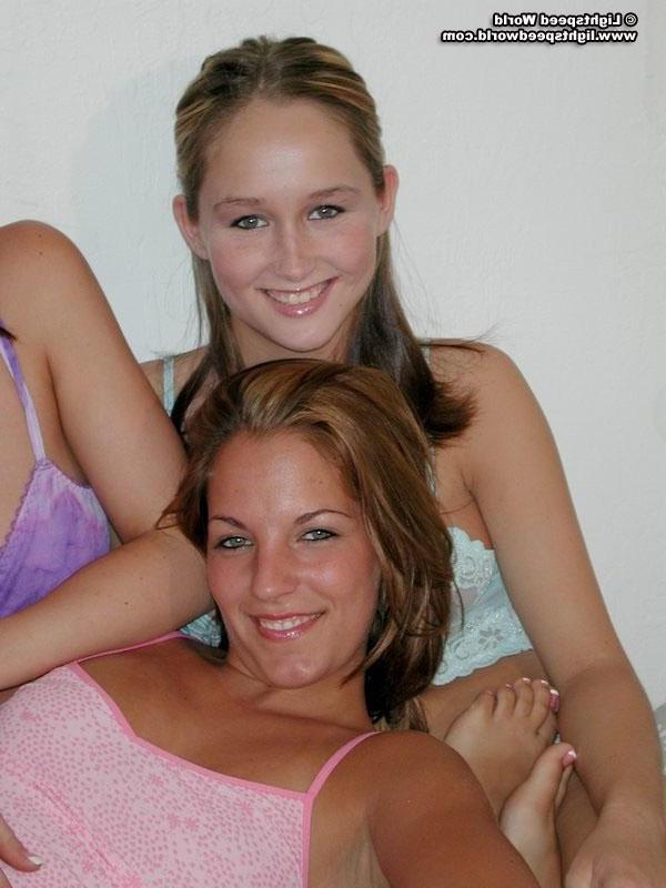 16P Softcore lesbian group in bed