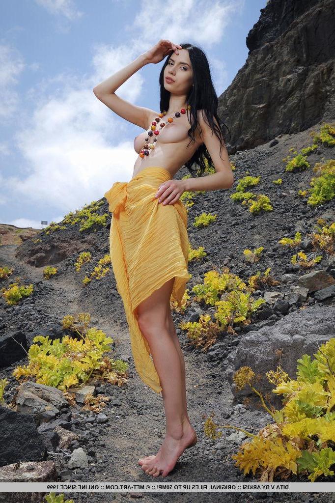 18P Beautiful girl Dita V displays her gorgeous nude body outside