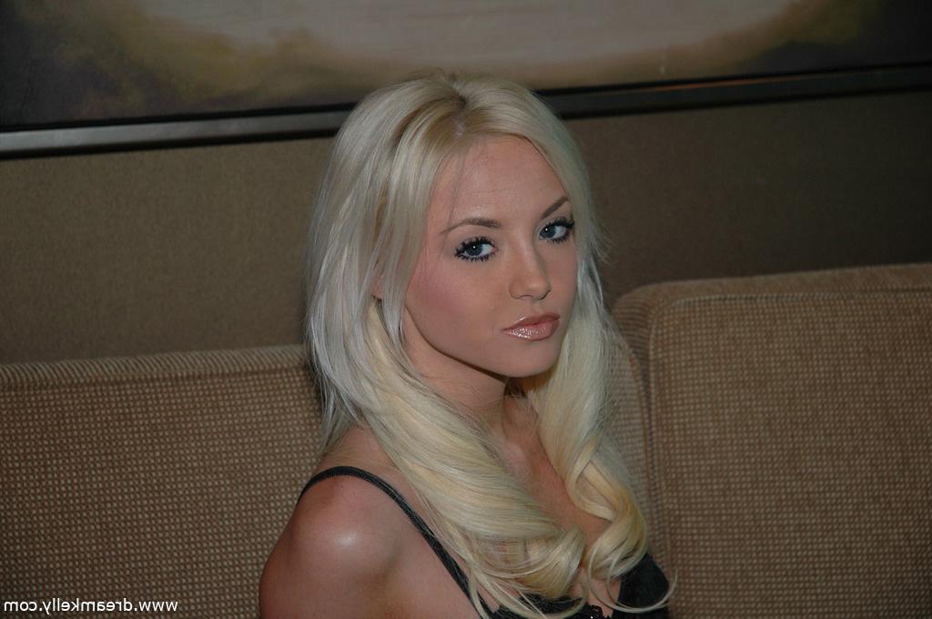 20P Pictures of Dream Kelly rubbing her pussy on the couch