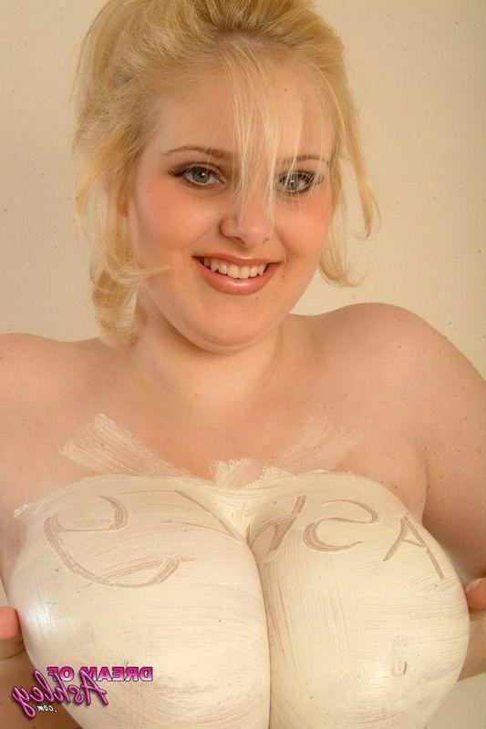 16P Pictures of teen star Dream Of Ashley getting kinky with the paint