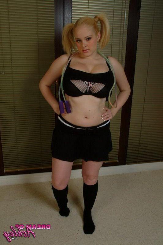 16P Pictures of teen girl Dream Of Ashley exposing her huge honkers