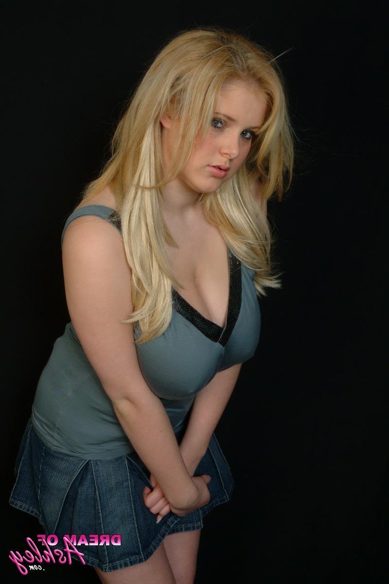 15P Pictures of teen Dream Of Ashley taking out her enormous tits for some air