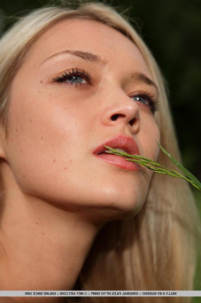 18P Pictures of blonde hottie Nelly A showing what she's got outside