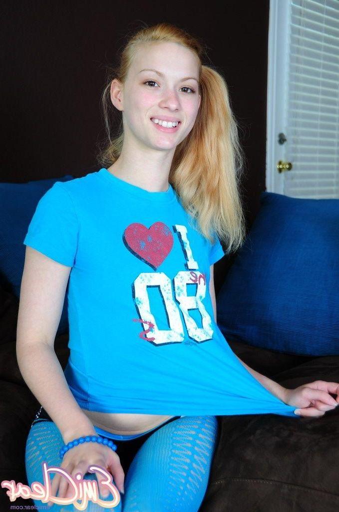 20P Pictures of Emi Clear naked and ready to fuck