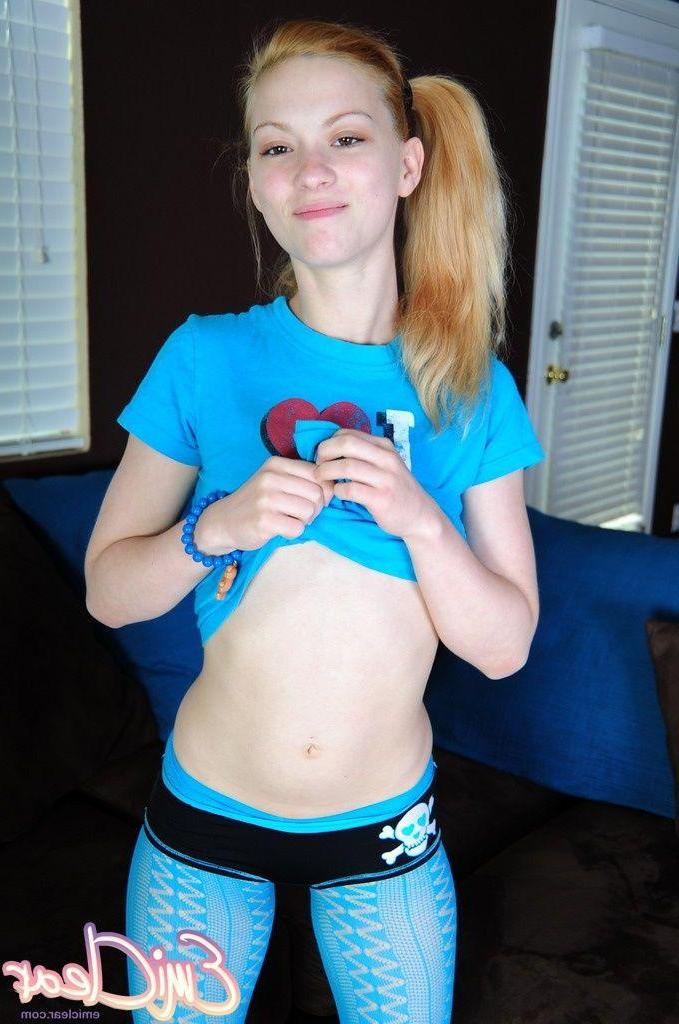 20P Pictures of Emi Clear naked and ready to fuck