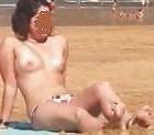 10P Chica desnudandose en la playa