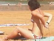 10P Chica desnudandose en la playa