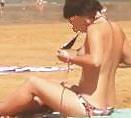 10P Chica desnudandose en la playa