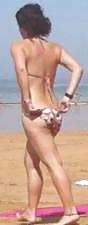 10P Chica desnudandose en la playa
