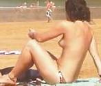 10P Chica desnudandose en la playa
