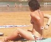 10P Chica desnudandose en la playa