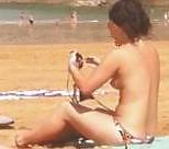 10P Chica desnudandose en la playa