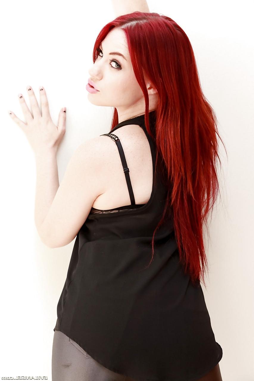 15P Tattooed hot redhead Jessica Ryan strips to bare hard nipples and spread ass