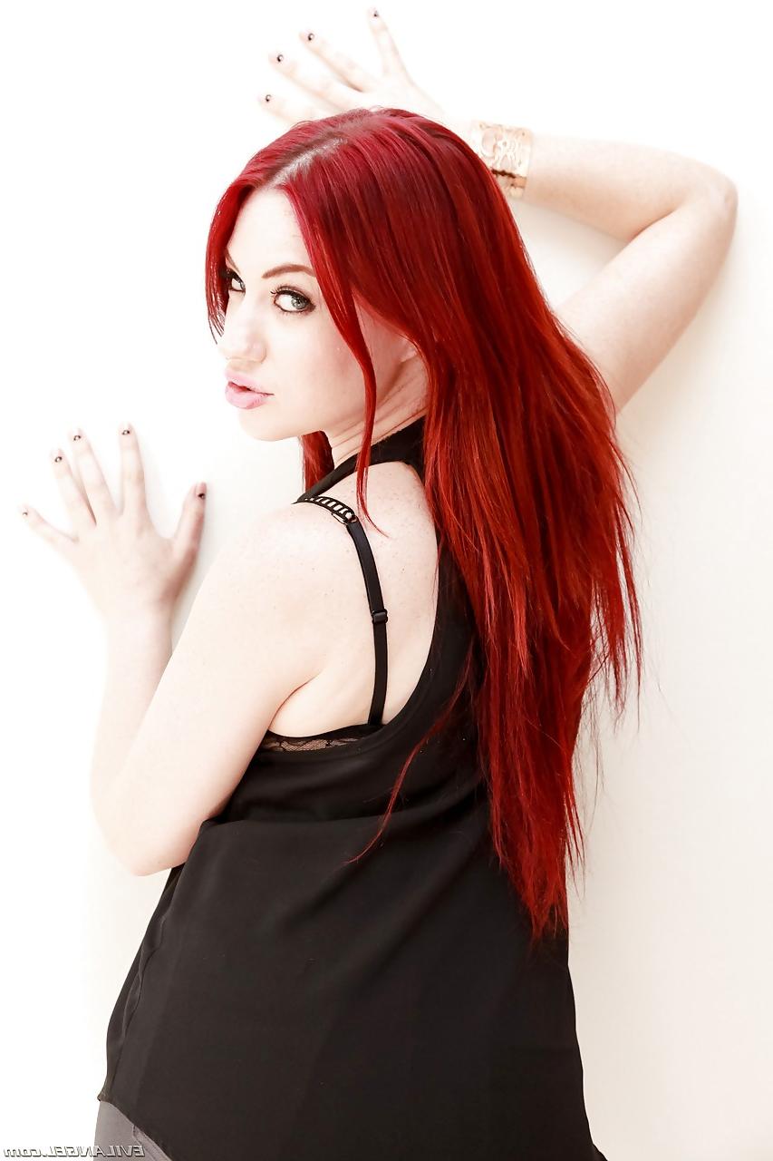15P Tattooed hot redhead Jessica Ryan strips to bare hard nipples and spread ass