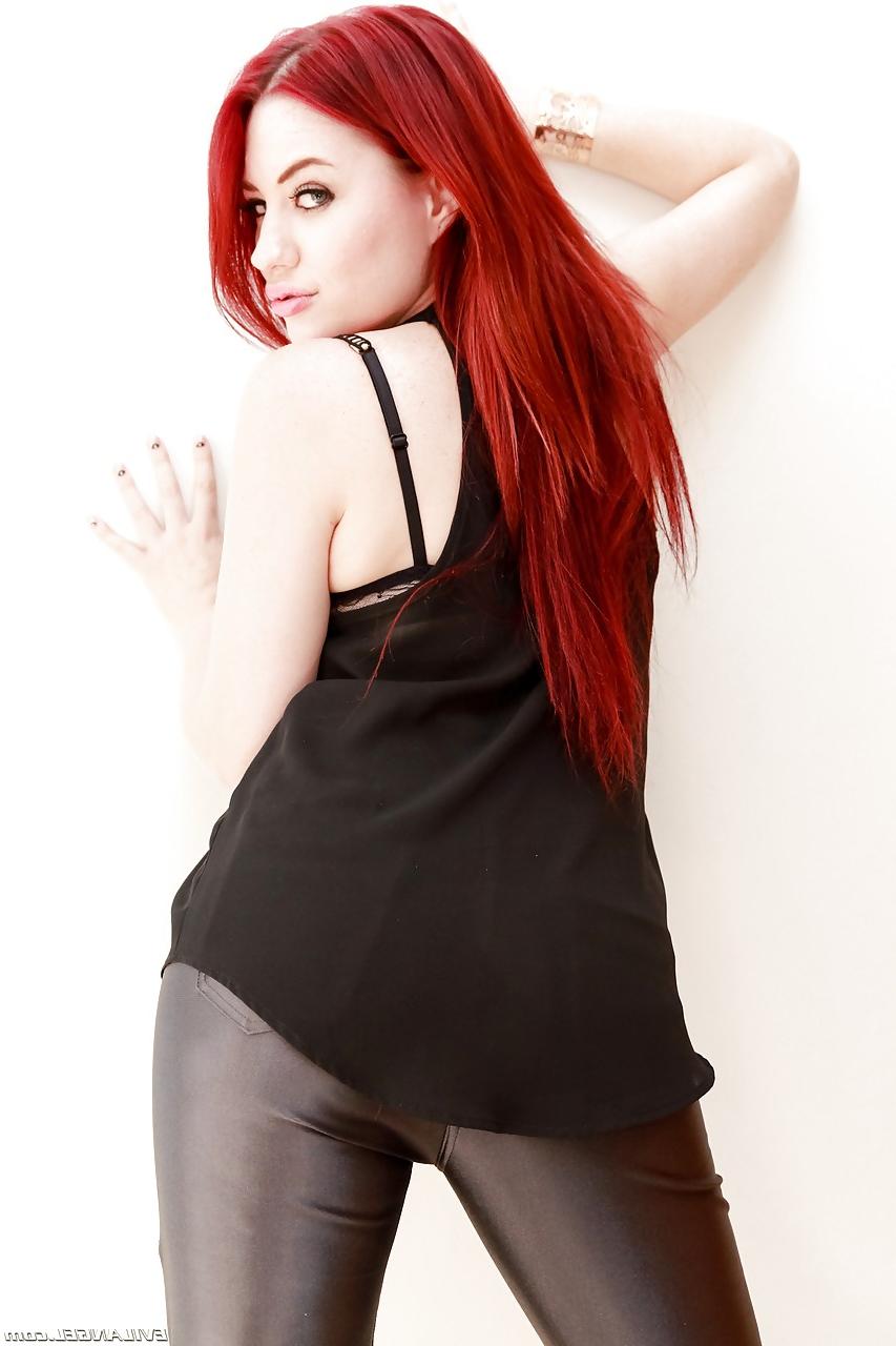 15P Tattooed hot redhead Jessica Ryan strips to bare hard nipples and spread ass