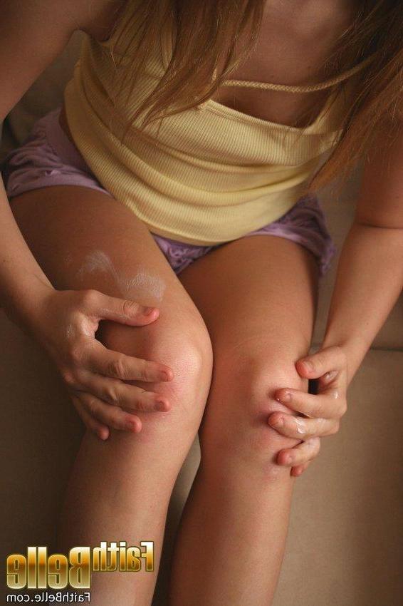 20P Pictures of Faith Belle fingering herself on the couch