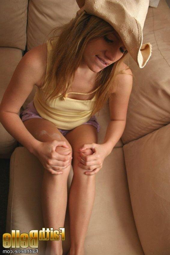 20P Pictures of Faith Belle fingering herself on the couch