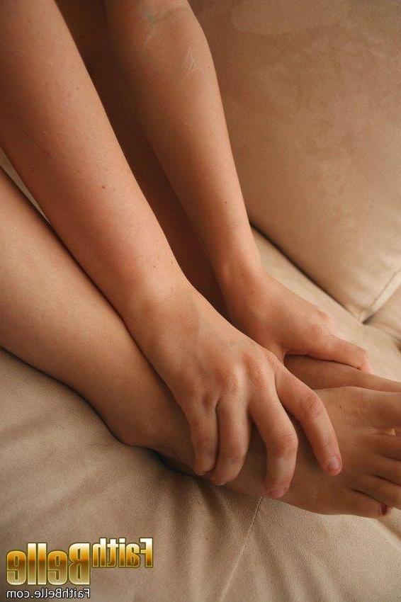 20P Pictures of Faith Belle getting dirty on the couch
