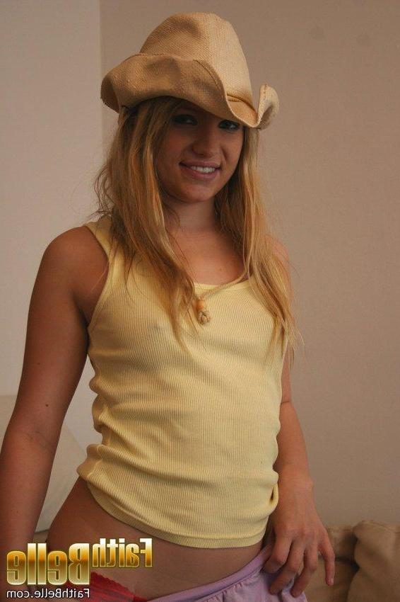 20P Pictures of Faith Belle getting dirty on the couch