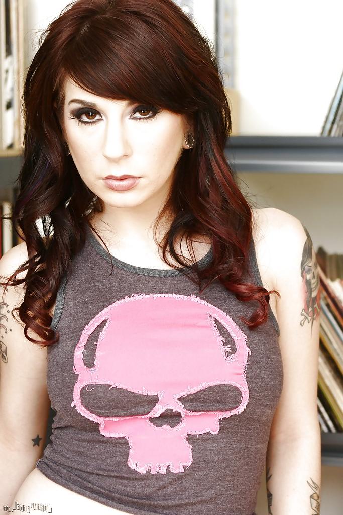 16P Brunette babe Joanna Angel has her pantiess off to show that ass