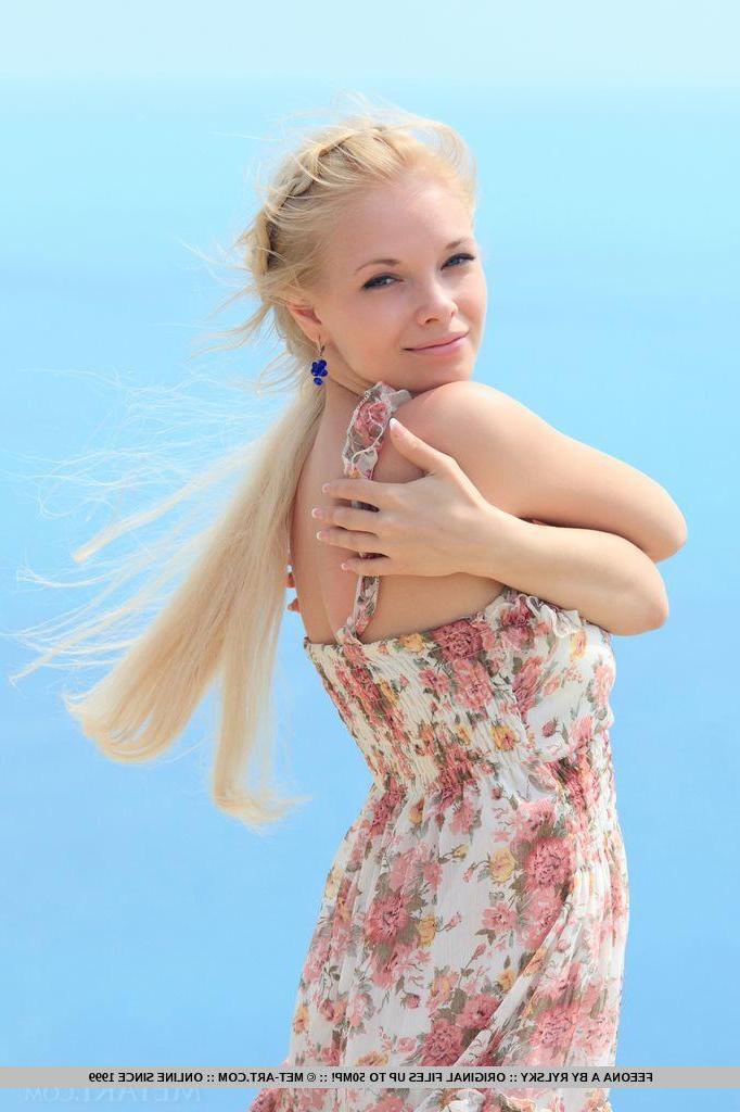 18P Beautiful girl Feeona A strips completely naked on the beach