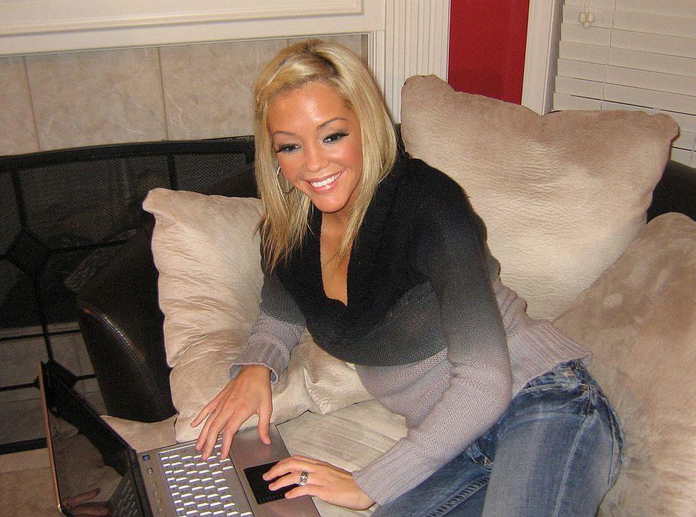 20P Pictures of Foxy Jacky toying her pussy on the couch