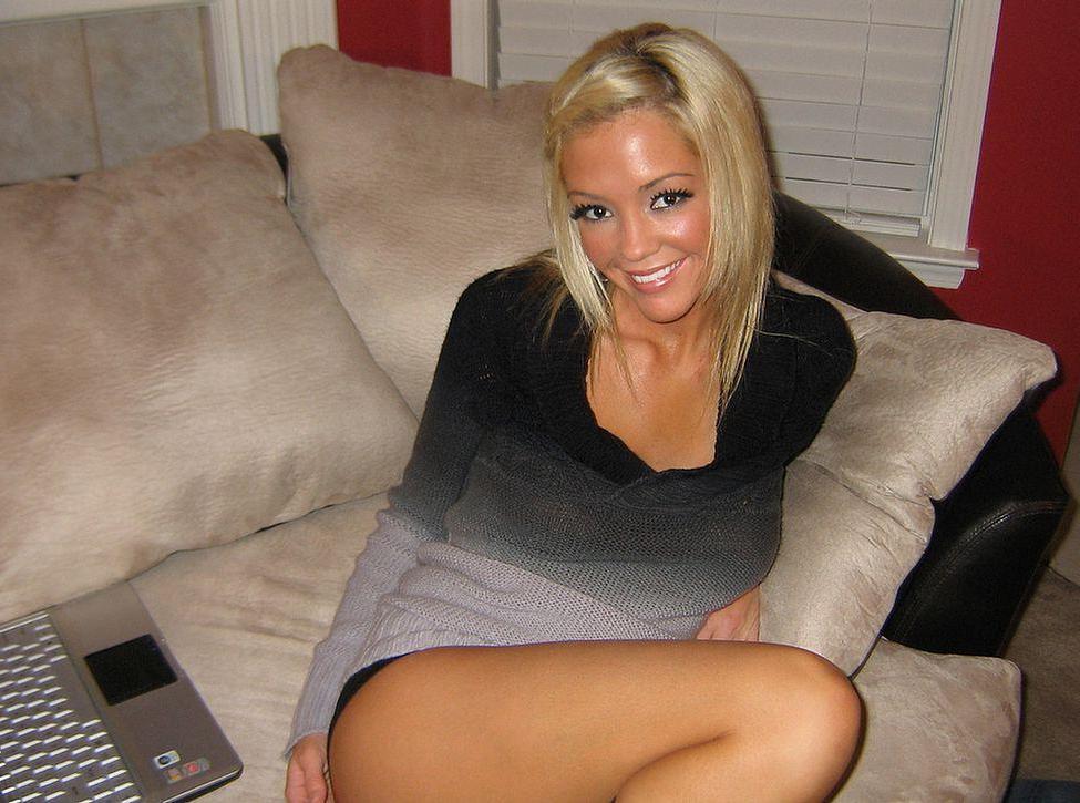 20P Pictures of Foxy Jacky toying her pussy on the couch