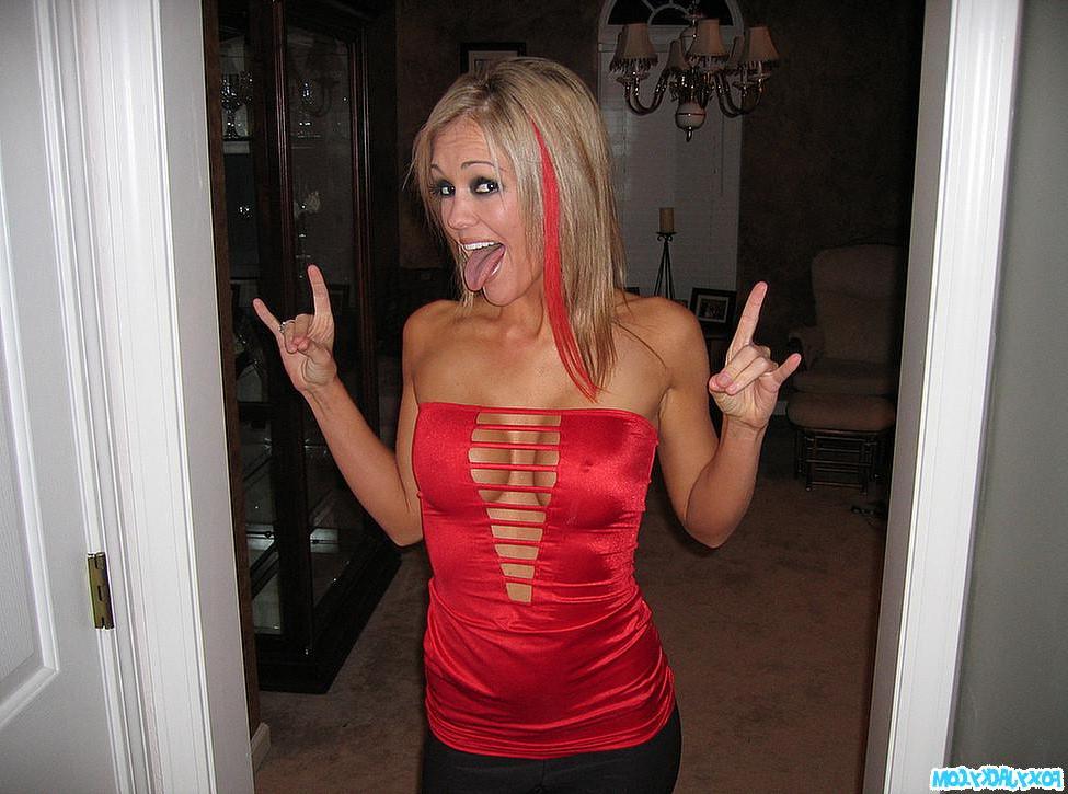 15P Pictures of Foxy Jacky at a Valentine's Day party