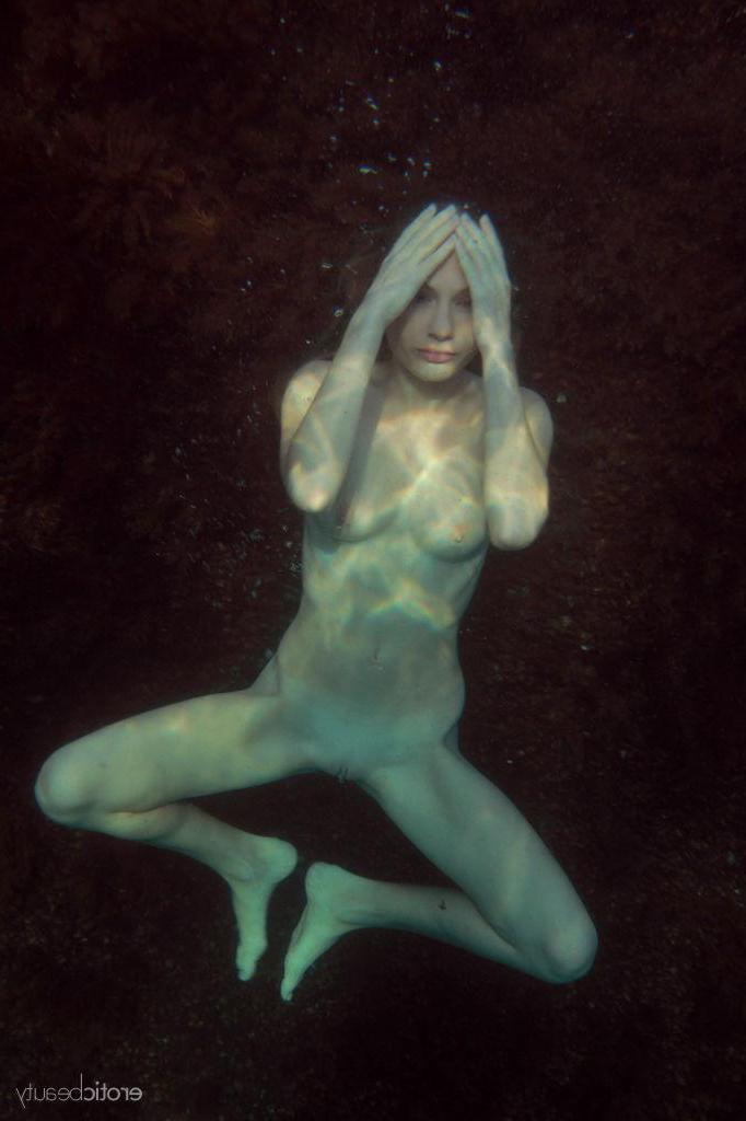16P Stunning blonde girl Frida C gives you her hot nude body outside