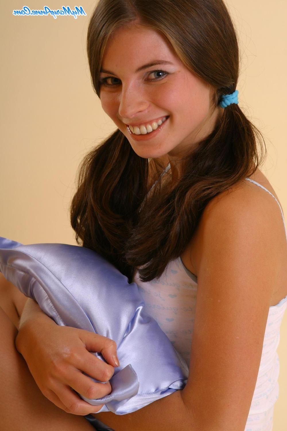 20P Pictures of teen model My Mary Anne waiting for you