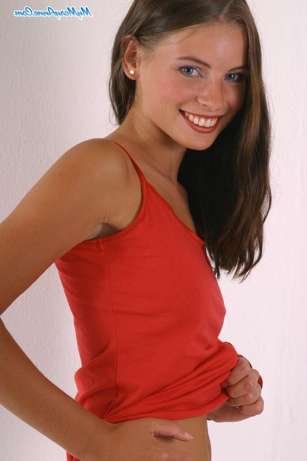 20P Pictures of teen amateur My Mary Anne showing off her panties