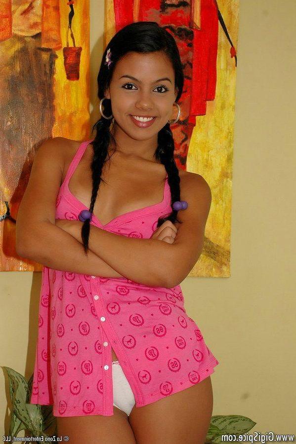 15P Pictures of Gigi Spice fingering her pussy and asshole