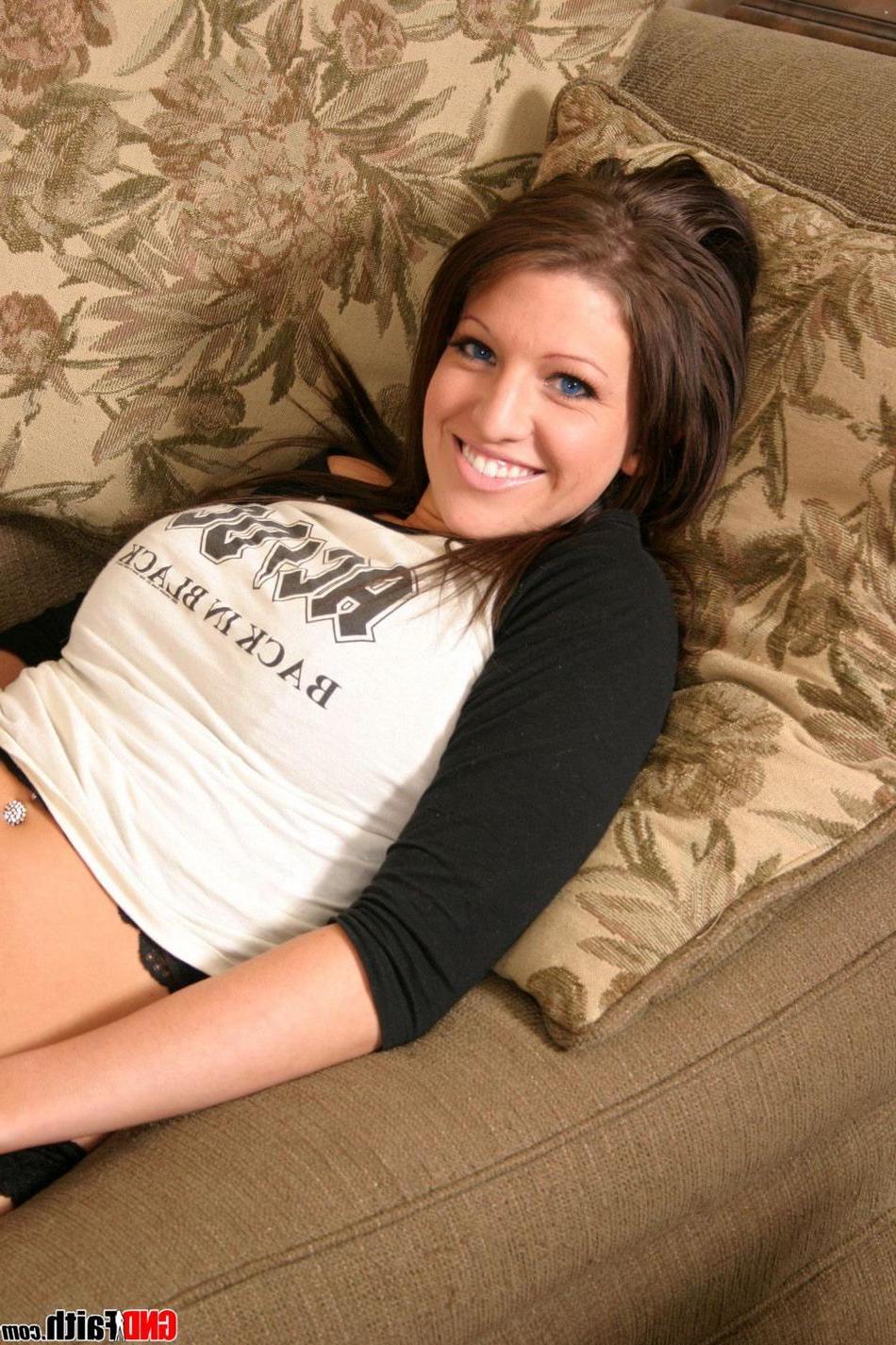 16P Pictures of teen GND Faith waiting for you on the couch