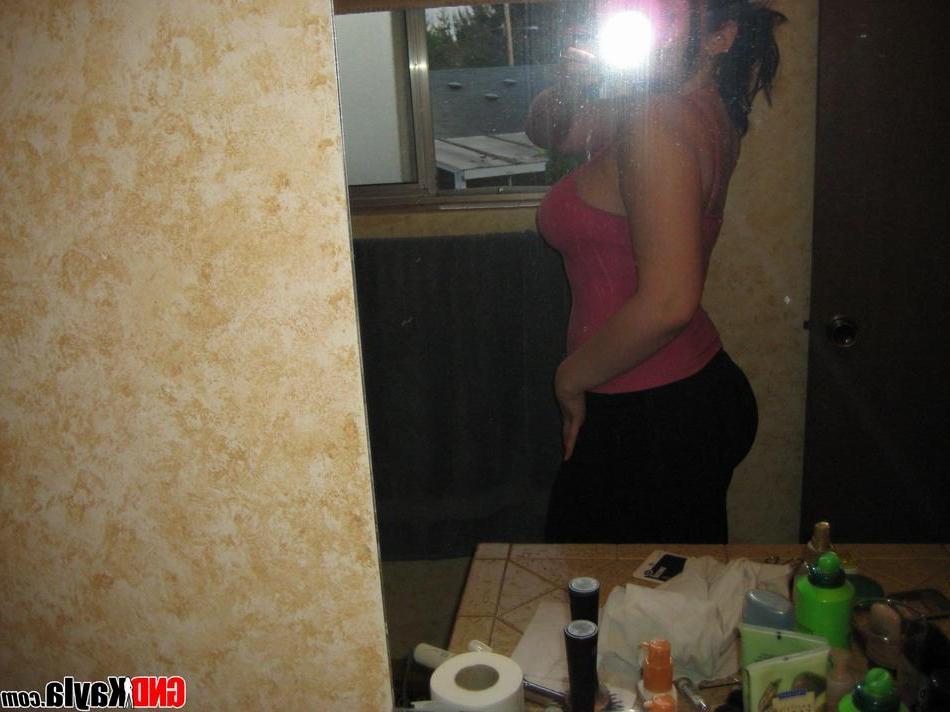 16P Pictures of teen babe GND Kayla taking hot pics of herself at home