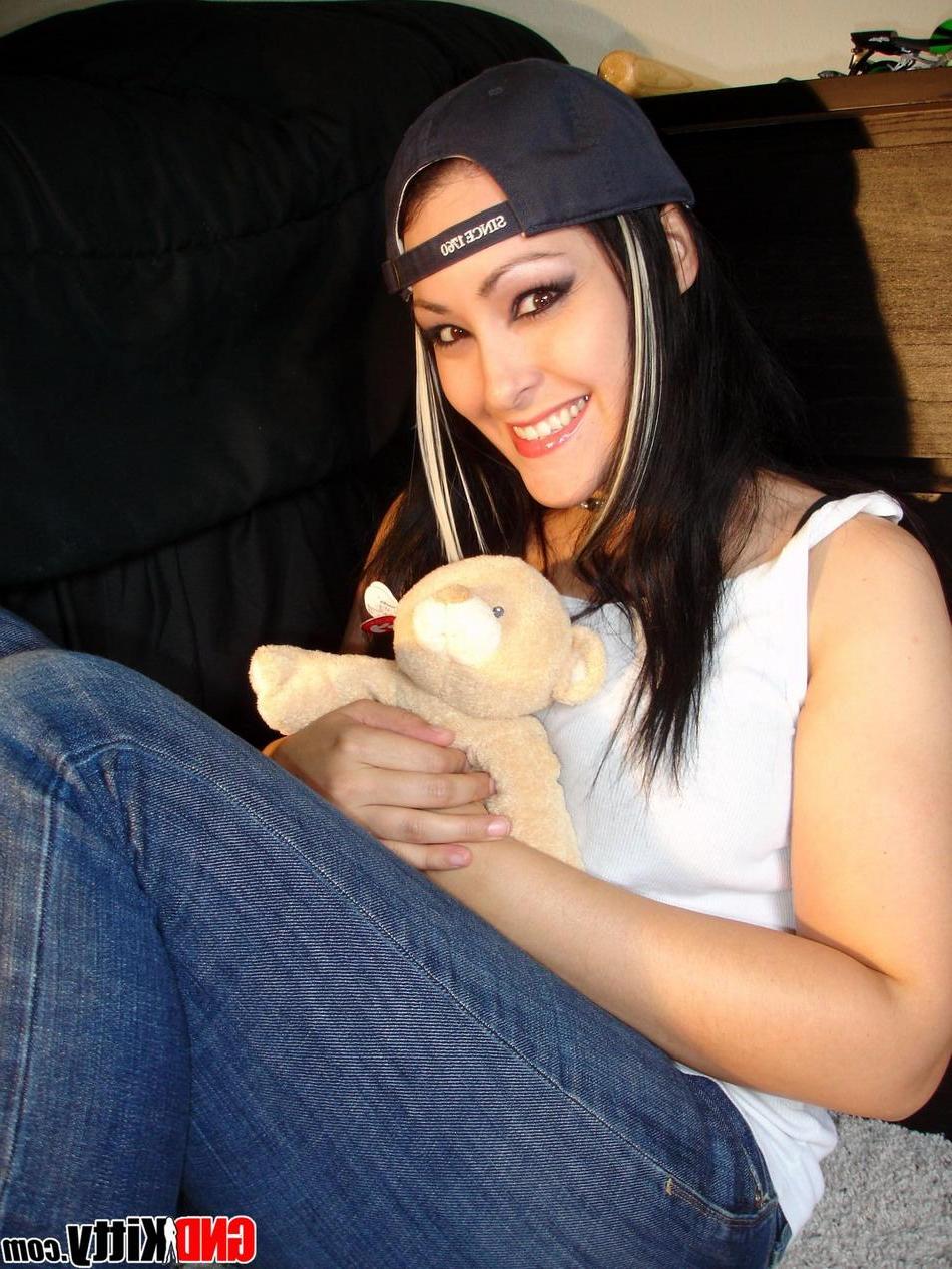 16P Pictures of GND Kitty waiting for you to fuck her tits