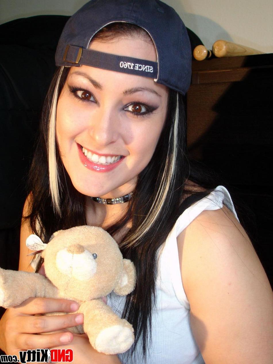 16P Pictures of GND Kitty waiting for you to fuck her tits