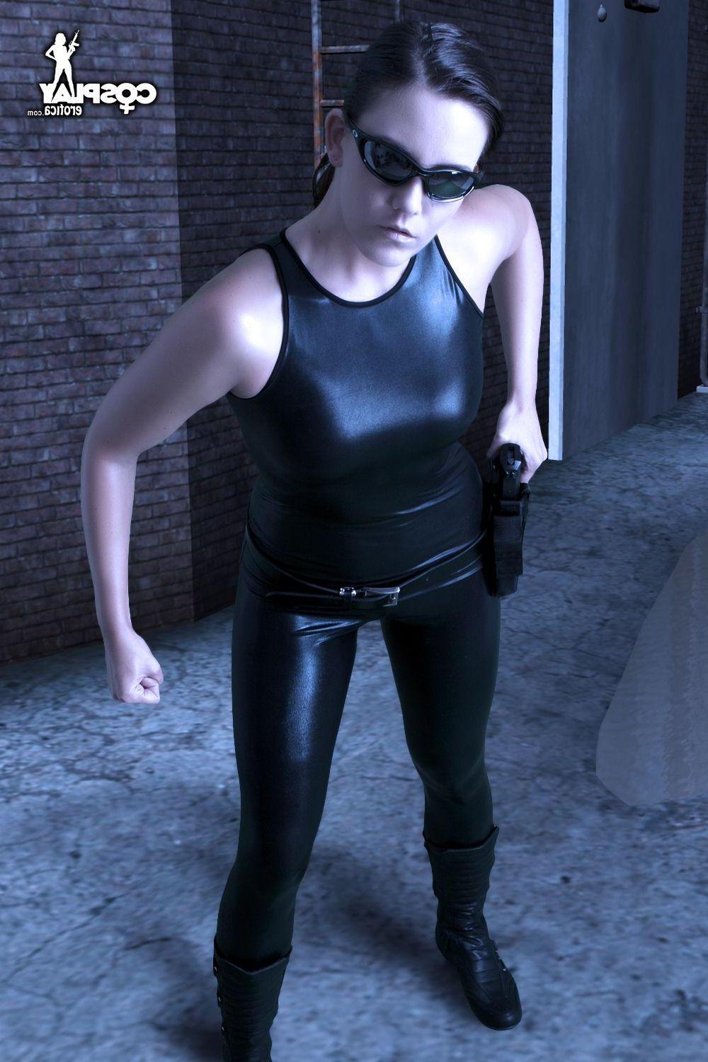 16P Pictures of cosplayer Gogo dressed as Trinity from The Matrix