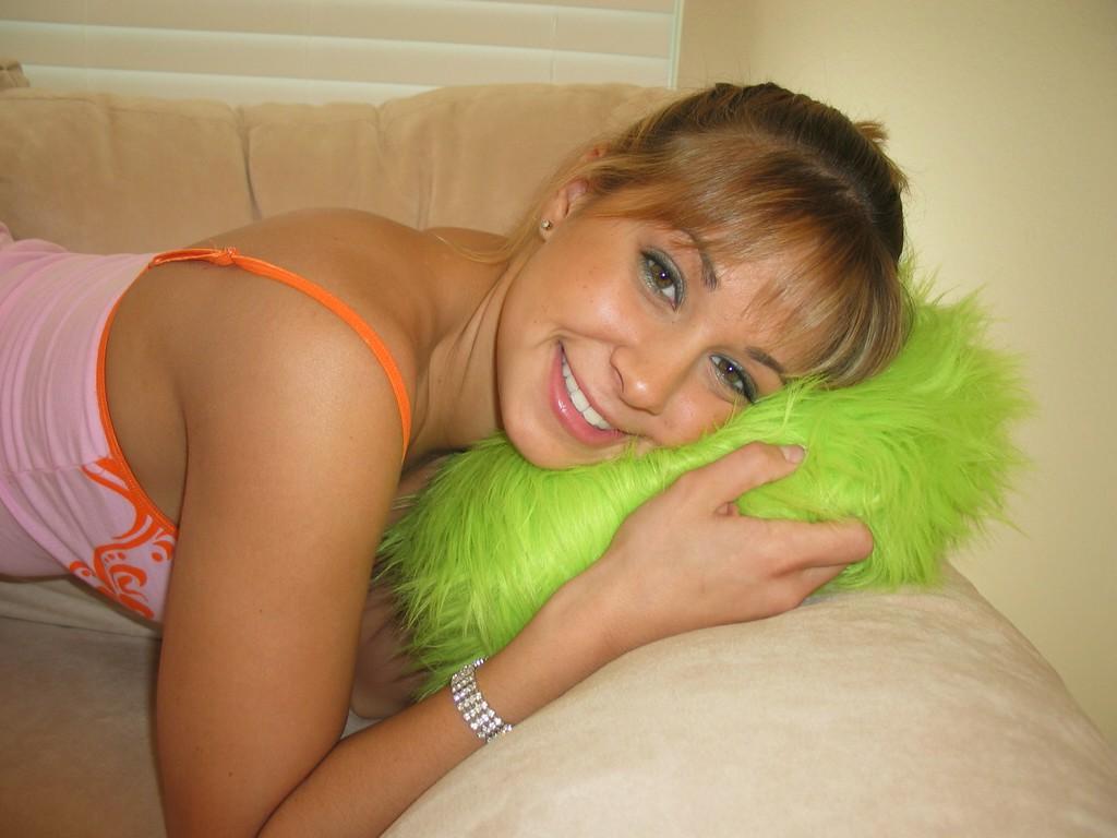 18P Pictures of teen star Gogo Gidget waiting for you on the couch