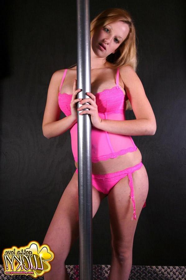 20P Pictures of Gotta Love Lucky working the stripper pole