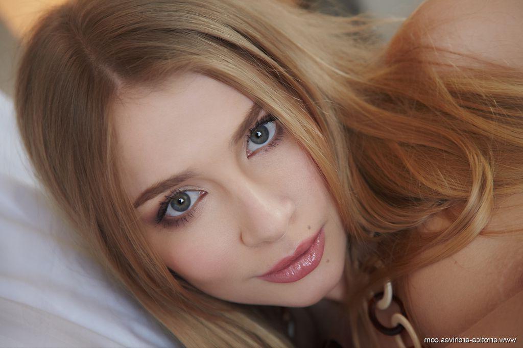 16P Stunning blonde babe Raffaella gets naked and waits for you in bed