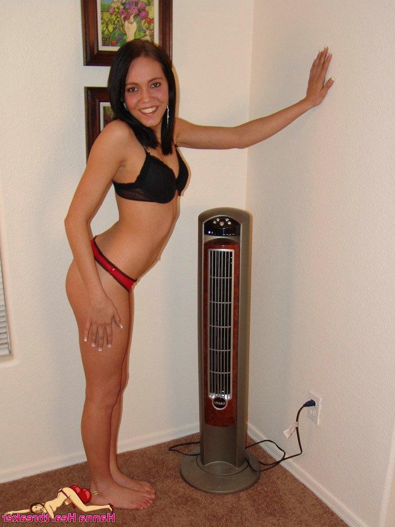 15P Pictures of teen nympho Hanna Heartbreaker getting naked for you at home